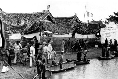 Défilé de Français et de Vietnamiens pour la cérémonies de paix (1948)