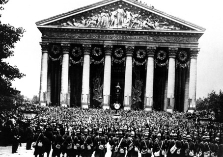 Place de la Madeleine, le défilé des troupes françaises, 1919