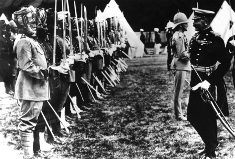 Kitchener passe en revue les troupes indiennes