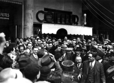 Sortie de Léon Blum après une réunion du Parti socialiste SFIO à Paris, 1936