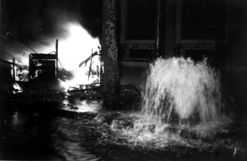Emeutes à Paris, un kiosque à journaux en feu, 1934