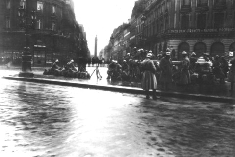 Manifestation et répression par la troupe, à Paris (1919)