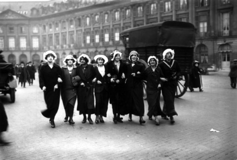Catherinettes dans la rue (1913)