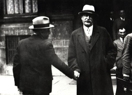 Blum serrant la main de Daladier, 1936