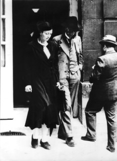 Irène Joliot-Curie à sa sortie de l'hôtel Matignon en 1936