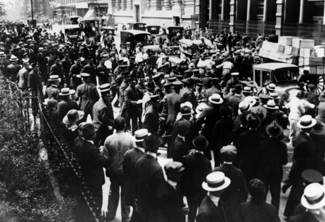 Anti war mobilization in New York: demonstrators fighting with the police, 1918