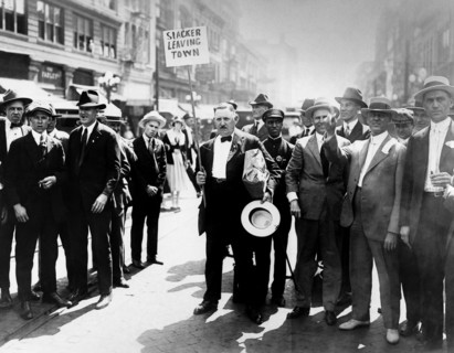 Manifestation contre O. D. Dykeman qui a fait des remarques contre la Croix-rouge, 1918
