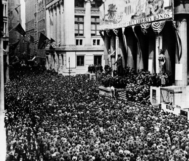 La foule acclame les vétérans du général Pershing