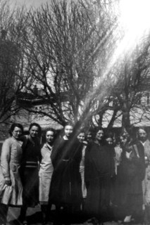 Simone Weil (1909-1943) dans un groupe d'élèves de la classe de philosophie
