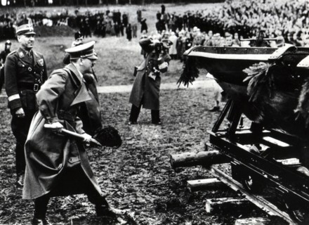 Adolf Hitler inaugure la construction de la première autoroute (1933)
