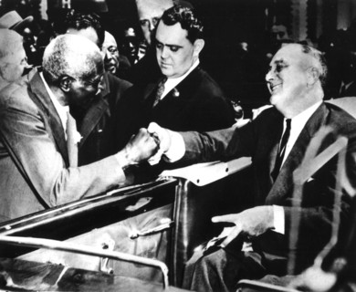 A l'institut Tuskegee, école noire fondée par Booker T. Washington, Roosevelt serre la main du professeur G.W. Carver, éminent homme de science dans le domaine de l'agriculture