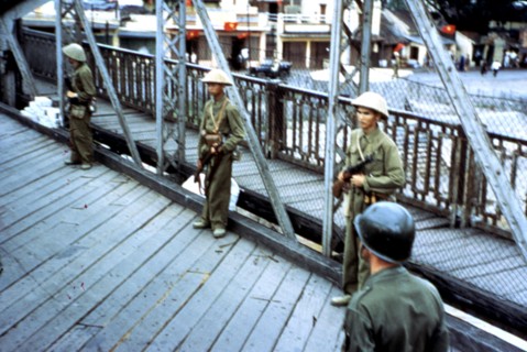Les troupes communistes lors de leur entrée à Haïphong (1954)