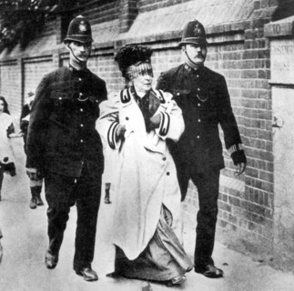 A Londres, une suffragette irlandaise arrêtée (juillet 1913)