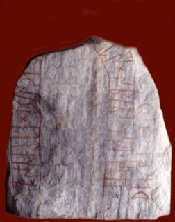 Runic stone with inscription, intended for ancestor worship (ca. 900)