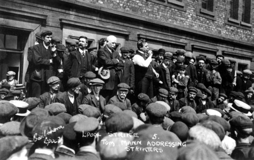 Tom Mann addressing the strikers at Liverpool (1906)