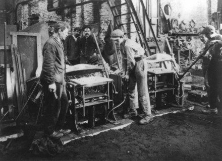 Béthune, manufacturing grenades by hand (1915)