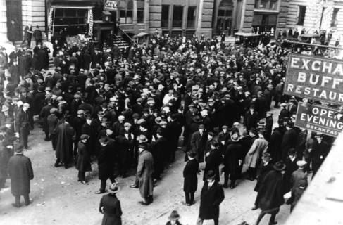 Foule devant le New York Curb Exchange Building