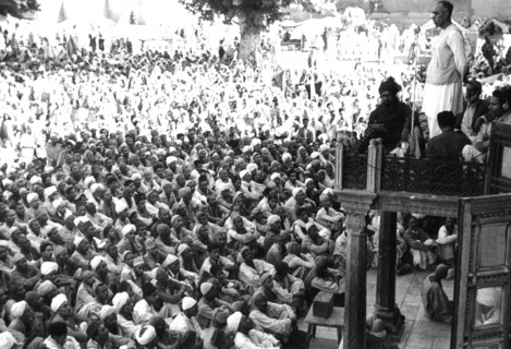 Sheik Mohammed Abdullah leading the prayers from a balcony of the Srinager mosque (1948)