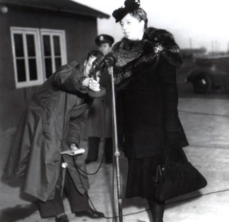 Mme Roosevelt à l'aéroport d'Eschbom
