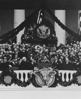 Franklin Delano Roosevelt prête serment devant le ministre de la justice, dans la salle du Capitole, à Washington