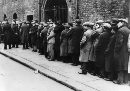 London, unemployed workers waiting in line at a soup kitchen in Victoria Street (1934)