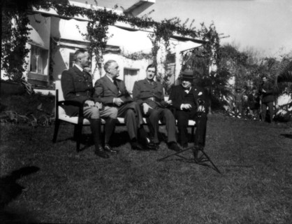Conférence de Casablanca. De gauche à droite : le général H. Giraud, le président Roosevelt, le général De Gaulle et Winston Churchill (janvier 1943)