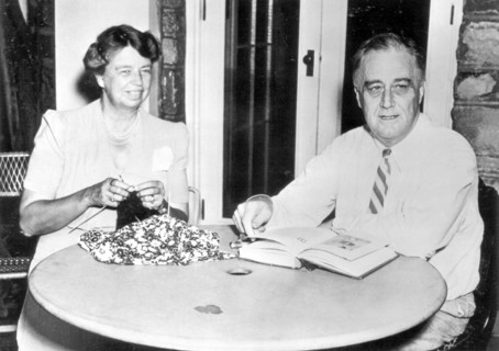 1941, le Président Franklin Delano Roosevelt et sa femme sur la véranda de leur maison de Hyde Park