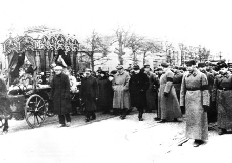 Nadia's funeral (Stalin's wife), which the latter will not attend. Behind, his son Basile.