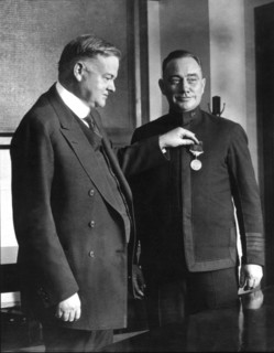 Herbert Hoover, ministre du Commerce, décernant une médaille au capitaine N.C. Manyon
