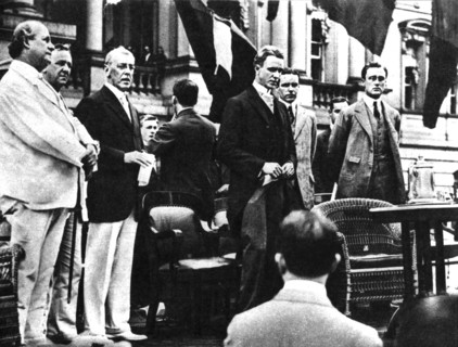 Le président Wilson au cours des réunions précédant l'entrée en guerre des Etats-Unis dans la première guerre mondiale. (à droite, Franklin Delano Roosevelt alors secrétaire à la marine)