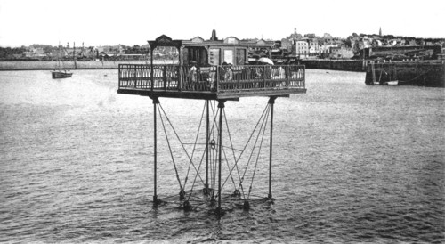 Saint-Malo . Le pont roulant à marée haute