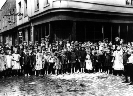 Londres, des enfants attendant une distribution gratuite de nourriture à Salmon's Lane (1912)