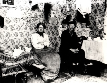 London, the seedy parts of East End. Interior of a house (1912)