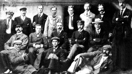 Winston Churchill with war correspondents (1899)