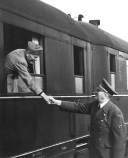 23 ou 24 avril 1944, à la gare, Hitler dit au revoir à Mussolini
