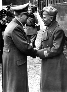 1943, Berlin. A la gare, Hitler dit au revoir à Mussolini