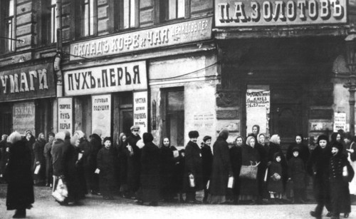 Pétrograd. Attente devant un magasin