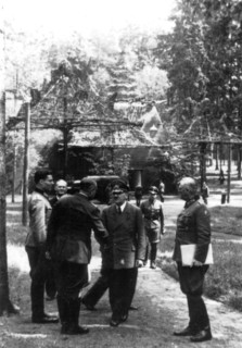 Hitler : tentative d'attentat du 20 juillet 1944. Stauffenberg, Puttkamer, Bodenschatz, Hitler, Keitel avant la réunion.