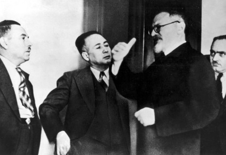 Leon Trotsky in Mexico City. In the middle, Colonel Leandro Sanchez Salazar, chief of the Mexican Police
