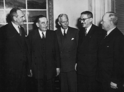 Novembre 1950, Dean Acheson, secrétaire à la défense, G. Marshall, Jules Moch, ministre français de la défense et John Snyder lors de l'ouverture des conversations franco-américaines sur le réarmement...