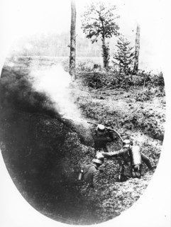Soldats allemands tirant au lance-flammes