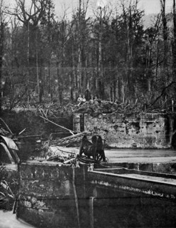 Observateurs allemands au bord de l'eau, en 1916.