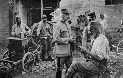 Le général Pétain dans un cantonnement