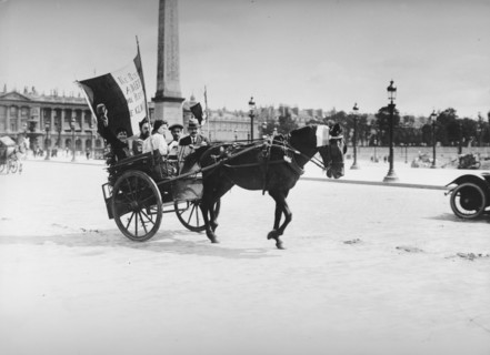 Mobilisation à Paris. Réservistes du front de l'Est se rendant à la gare de l'Est en 1914