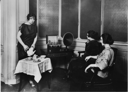Femmes écoutant Radiola