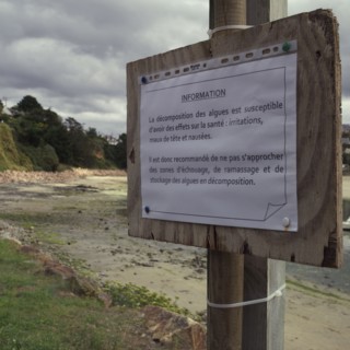 Panneau sur la plage de Tredrez