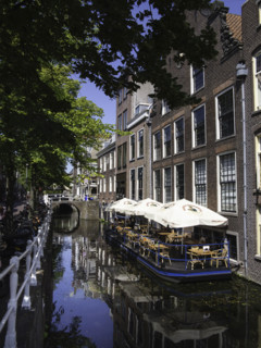 Terrasse flottante sur le Koornmarkt, à Delft