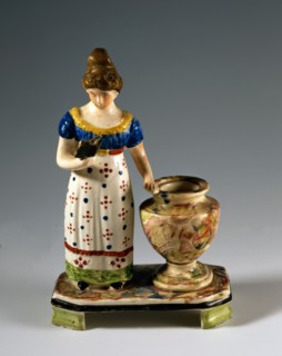 Encrier avec figure d'une femme lisant