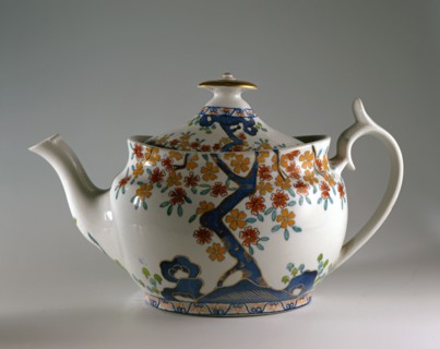 Theière à décor floral oriental