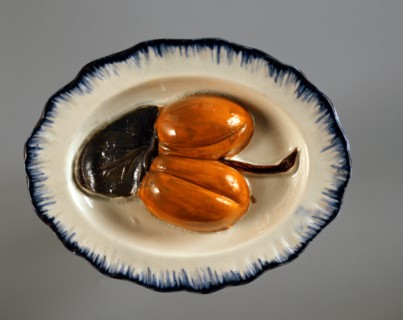 Petit plat décoratif orné de fruits en relief